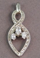Recycled family jewelry in Infinity white gold pendant with diamonds
